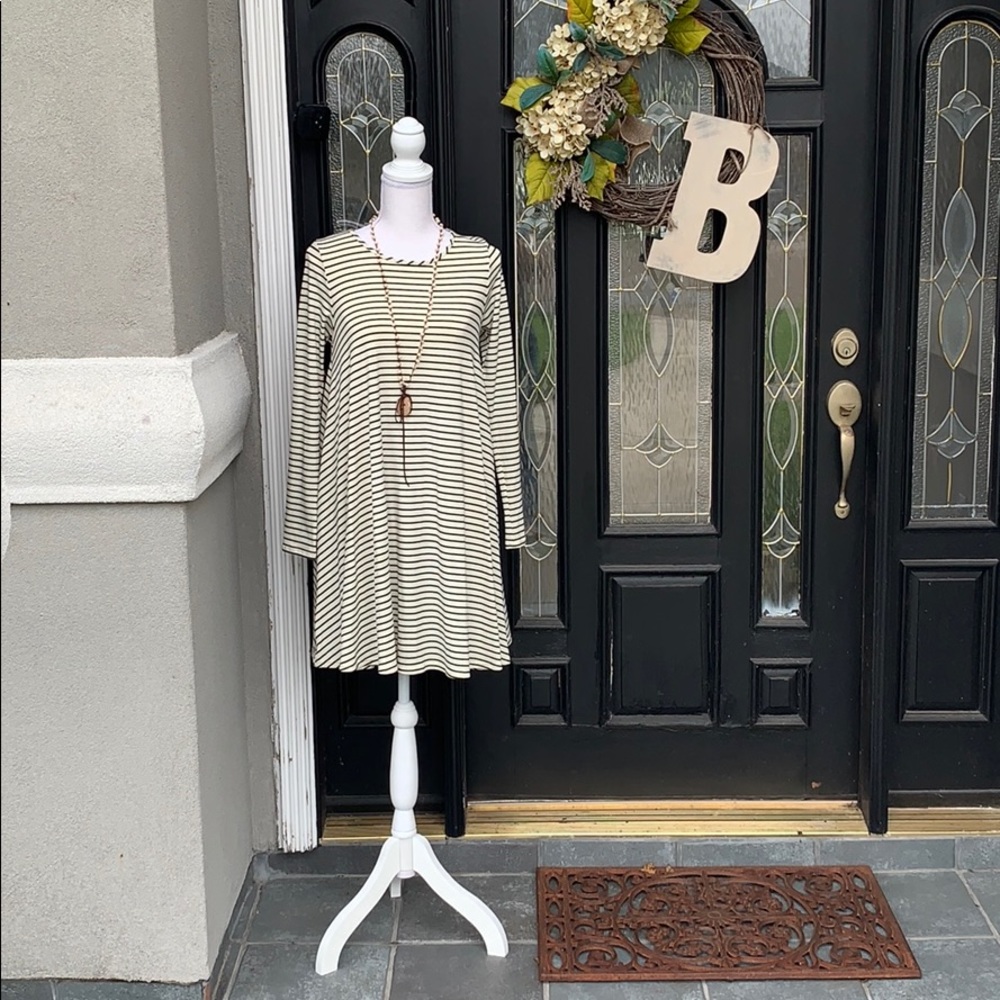 Gianni Bini dress cream and black small stripes